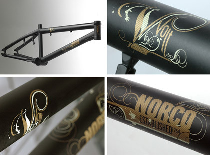 Typographie doree et peinture noire sur un cadre de velo