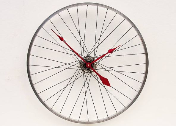 Roue de velo recyclee en horloge DIY