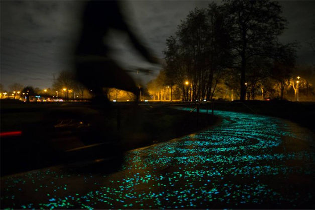 Route lumineuse la nuit pour velo