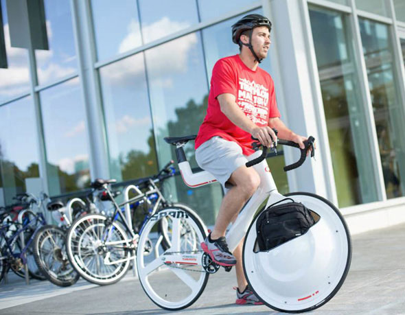 Porte-bagages integre a la roue de velo