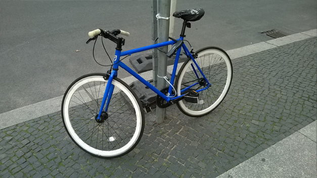 Fixie bleu a jantes blanches