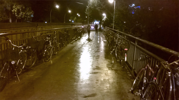 Berlin a velo la nuit avec la pluie