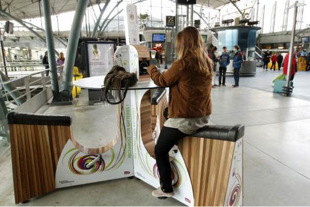 Pedaler en gare pour recharger son telephone