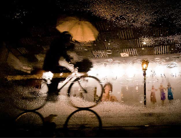 Photographie de velo avec reflet eau