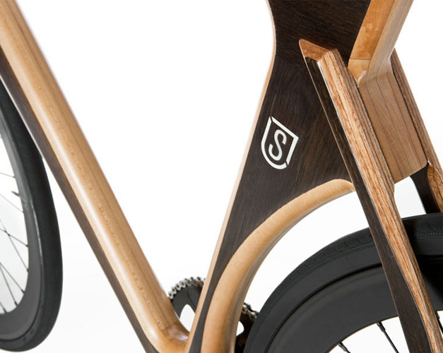 Velo en bois bicolore